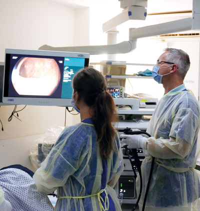 Bild Siloah St. Trudpert Klinikum, AVZ, zwei Ärzte bei der Durchführung einer Endoskopie
