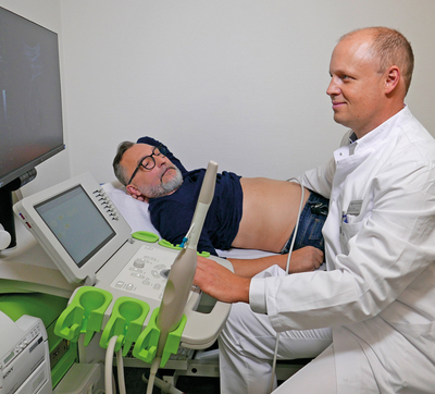 Bild Siloah St. Trudpert Klinikum, Urologie, Behandlungssituation zwischen Arzt und Patienten, Arzt untersucht Patient mit Ultraschall 