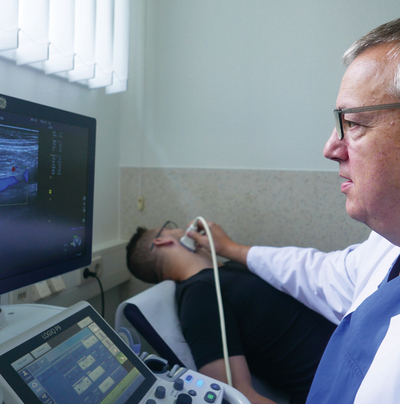 Bild Siloah St. Trudpert Klinikum, Gefaeßchirurgie, Arzt untersucht Patienten mit einem Ultraschall an seinem Hals