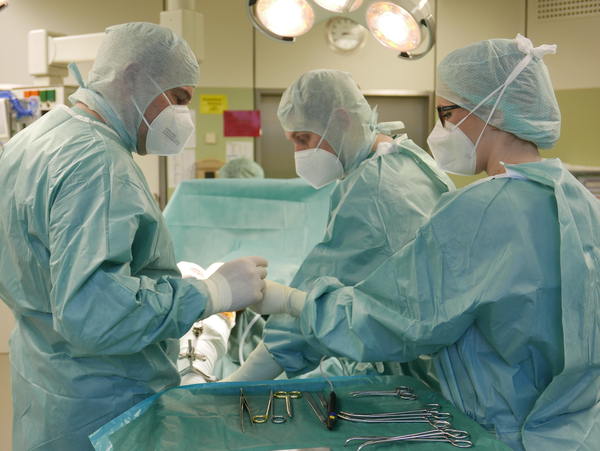 Bild Knieoperation im Siloah, Aerzte im OP Saal bei Operation