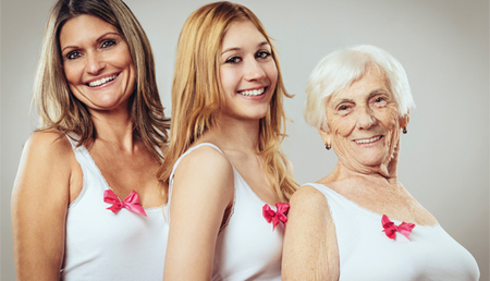 Bild, Siloah St. Trudpert Klinikum, Frauenklinik, Beratungsangebot, zu sehen sind 3 Frauen unterschiedlichen Alters, alle tragen ein weißes Oberteil mit der pinken Brustkrebsschleife. 
