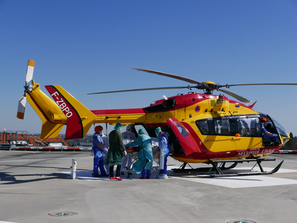  Bild Siloah St. Trudpert Klinikum, Covid-19-Patienten aus dem Elsass wird an Hubschrauber von Pfleger- und Aerzteteam abgeholt