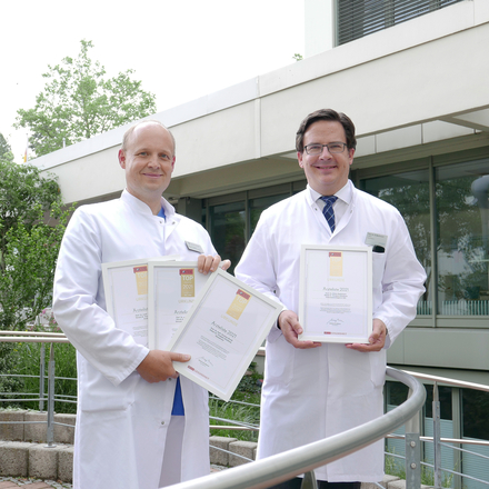 Prof. Kruck und Prof. Bachmann mit den Auszeichnungen des Gesundheitsmagazins Focus.