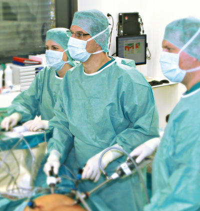 Bild Siloah St. Trudpert Klinikum, AVC, Ärzte-Team bei der Durchführung einer Laparoskopischen Operation 