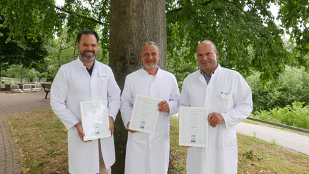 Prof. Kaufmann, Dr. Thalmann und Dr. Wiedmaier mit ihren Treatfair-Urkunden