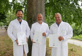 Prof. Kaufmann, Dr. Thalmann und Dr. Wiedmaier mit ihren Treatfair-Urkunden