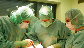 Bild Siloah St. Trudpert Klinikum, Klinik für Allgemein- Viszeral-, Thorax- und minimal-invasive Chirurgie, drei Ärzte im OP