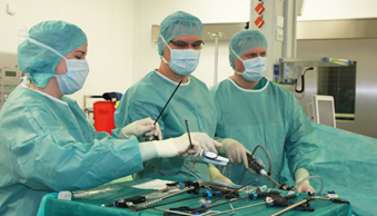Bild Siloah St. Trudpert Klinikum, Klinik für Allgemein- Viszeral-, Thorax- und minimal-invasive Chirurgie, drei Ärzte an OP-Tisch mit Behandlungsinstrumenten