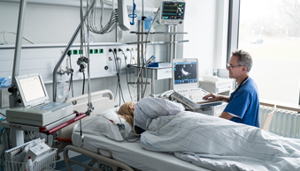 Bild Siloah St. Trudpert Klinikum, intensivmedizinische Betreuung, CPU, Arzt sitz an Intensiv-Bett 