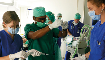 Bild Siloah St. Trudpert Klinikum Pforzheim, Klinik fuer Innere Medizin 3, Aerzte Team bereitet Operationsinstrumente vor 