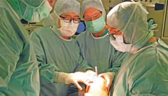 Bild Siloah St. Trudpert Klinikum, OUC, Aerzteteam während einer Operation 