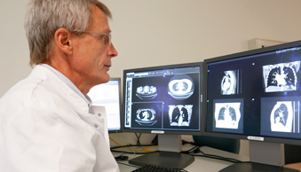 Bild Siloah St. Trudpert Klinikum, Radiologie, Chefarzt betrachtet Roentgenaufnahmen auf Bildschirmen 