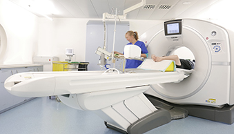 Bild Siloah St. Trudpert Klinikum, Radiologie, UEberblick, CT, Patientin wird von einer Pflegekraft in den CT gebracht