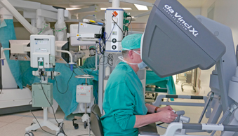 Bild Siloah St. Trudpert Klinikum Pforzheim, Urologie, da-Vinci-Roboter, Arzt operiert am da-Vinci-Roboter